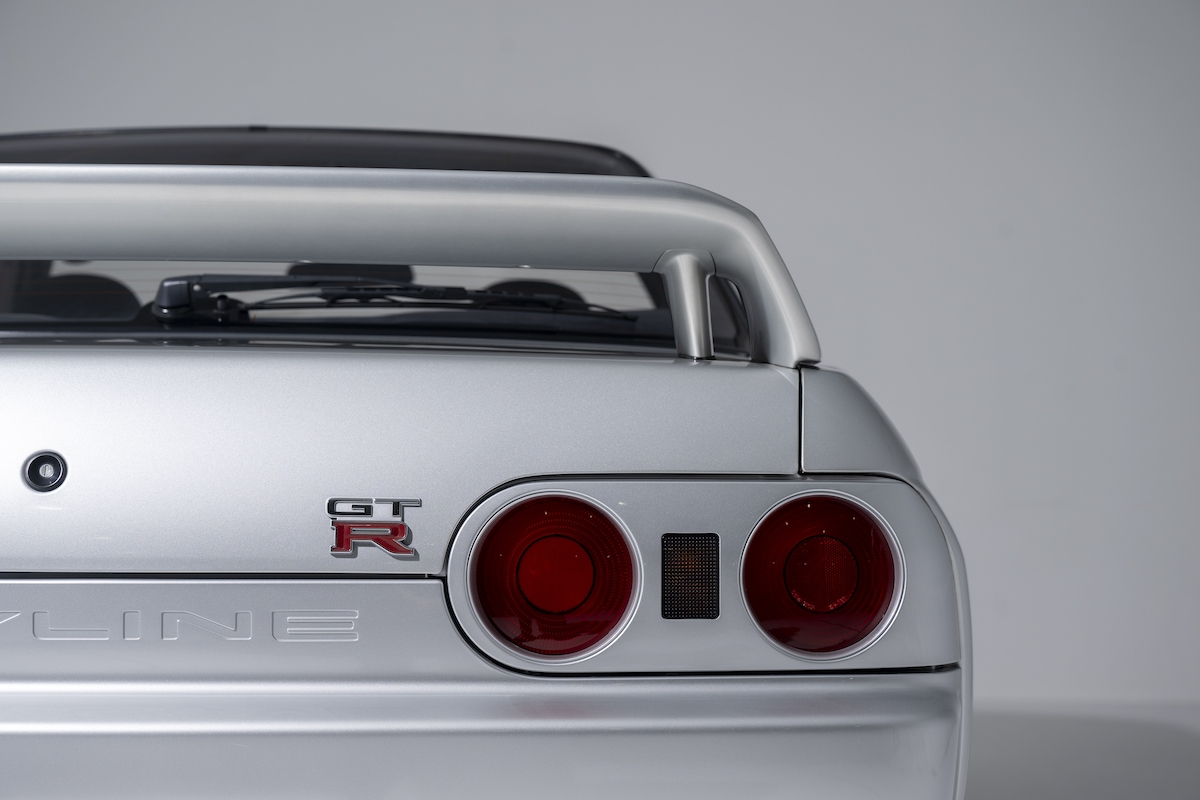 R32 silver 18